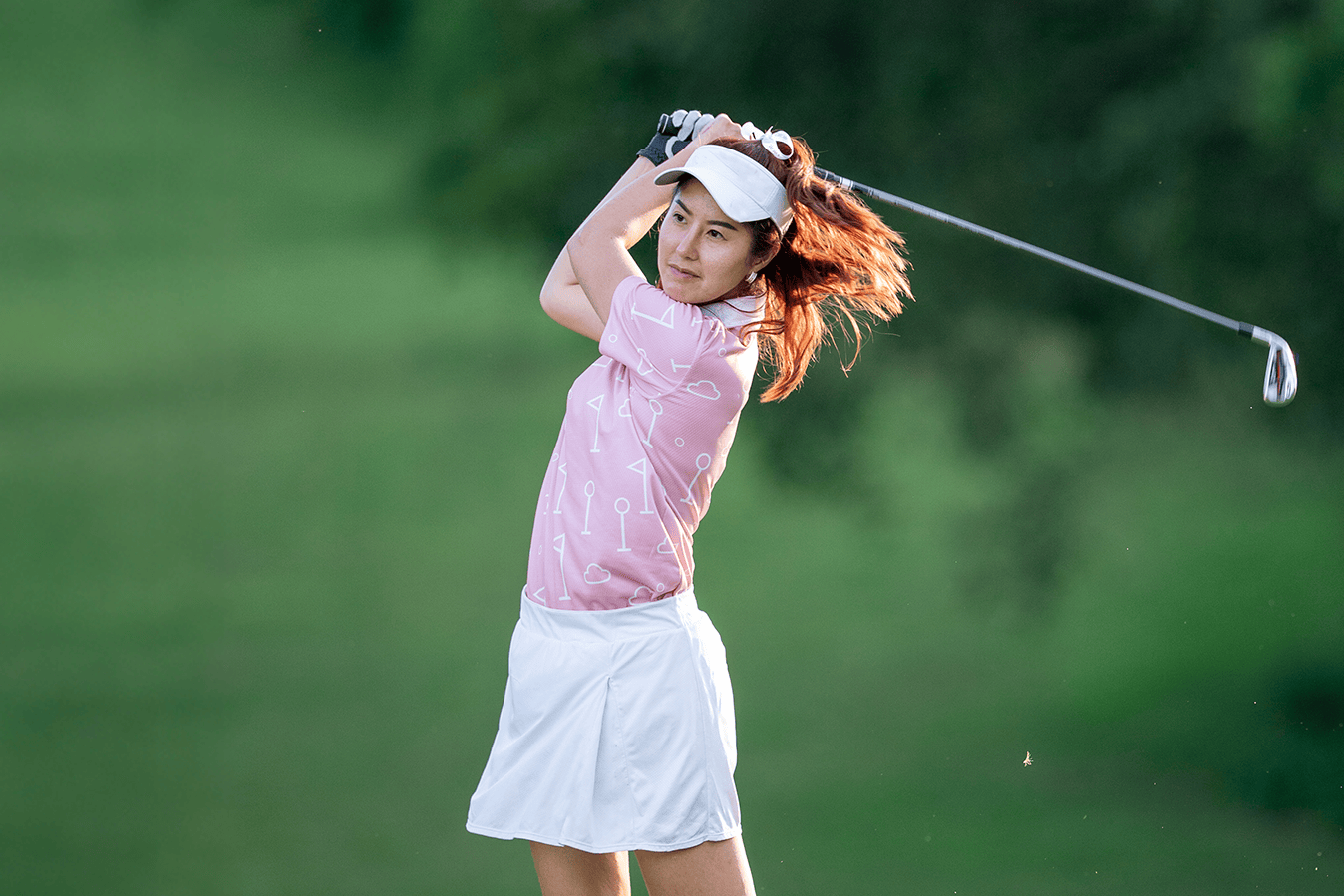woman golfer selecting clubs